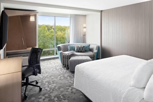 King Room with River View and Roll - In Shower - Mobility Access/Hearing Accessible del hotel Courtyard By Marriott Albany Troy/waterfront. Foto 4