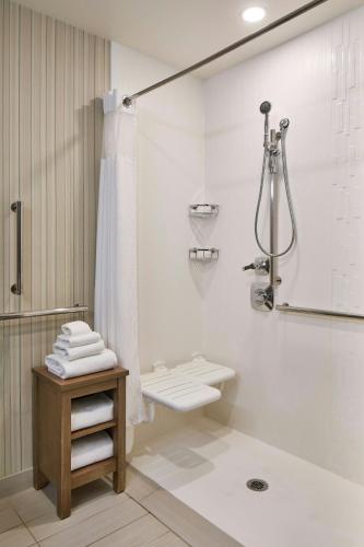 King Room with River View and Roll - In Shower - Mobility Access/Hearing Accessible del hotel Courtyard By Marriott Albany Troy/waterfront. Foto 6