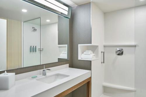 Habitación con 2 camas grandes del hotel Courtyard By Marriott Albany Troy/waterfront. Foto 7