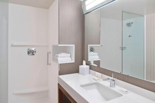 Queen Room with Two Queen Beds and Bathtub - Mobility Access/Hearing Accessible del hotel Courtyard By Marriott Albany Troy/waterfront. Foto 5