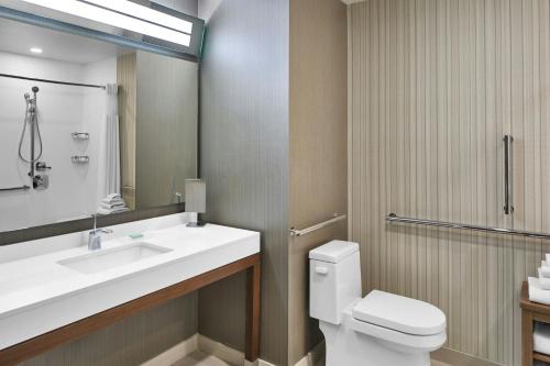 Queen Room with Two Queen Beds and Bathtub - Mobility Access/Hearing Accessible del hotel Courtyard By Marriott Albany Troy/waterfront. Foto 7