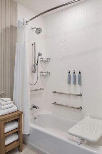 Queen Room with Two Queen Beds, River View and Bathtub - Mobility Access del hotel Courtyard By Marriott Albany Troy/waterfront. Foto 5