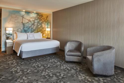 King Suite with River View and Sofa Bed del hotel Courtyard By Marriott Albany Troy/waterfront. Foto 7