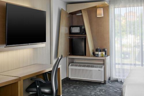 Queen Suite with Two Queen Beds, River View and Sofa Bed del hotel Courtyard By Marriott Albany Troy/waterfront. Foto 2