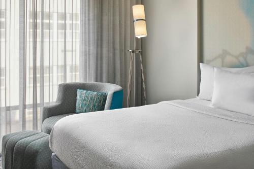 Queen Suite with Two Queen Beds, River View, Bathtub and Sofa Bed - Mobility Access del hotel Courtyard By Marriott Albany Troy/waterfront