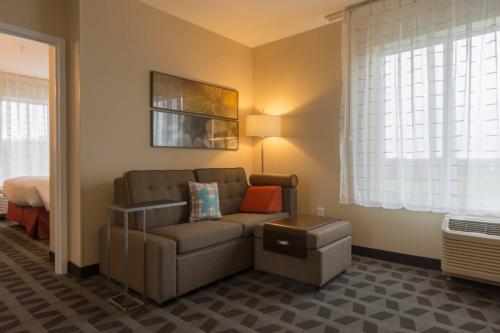 One Bedroom Suite with queen bed, sofa bed and city view del hotel Towneplace Suites By Marriott Syracuse Clay