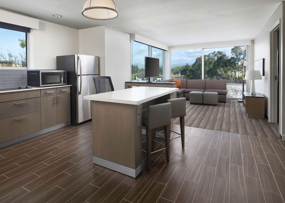 Suite Especial con Cocina y Una Habitación | Cama King (Más Sofá Cama) del hotel Hyatt House San Jose Airport. Foto 6