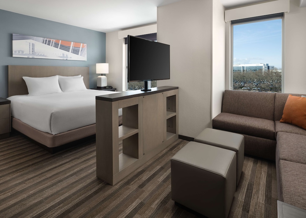 Suite Estudio con Cocina | Cama King (Más Sofá Cama) del hotel Hyatt House San Jose Airport. Foto 1