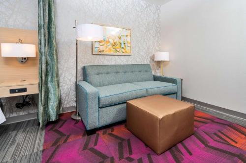 Suite de 1 dormitorio con cama extragrande - No fumadores del hotel Home2 Suites By Hilton Newark Airport. Foto 4