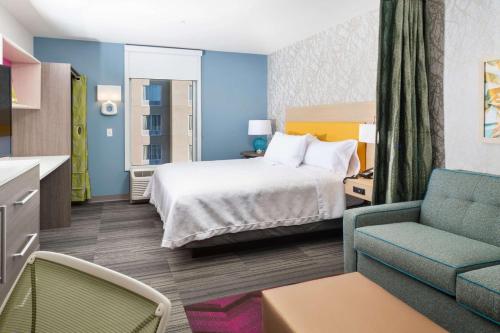 Suite de 1 dormitorio con cama extragrande - No fumadores del hotel Home2 Suites By Hilton Newark Airport