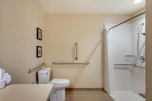 Habitación con 2 camas grandes - Adaptada para personas con movilidad reducida - No fumadores del hotel Comfort Inn and Suites Schenectady - Scotia. Foto 2