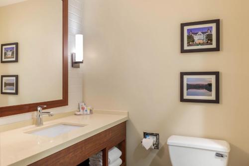 Suite con cama extragrande y sofá cama - No fumadores del hotel Comfort Inn and Suites Schenectady - Scotia. Foto 3