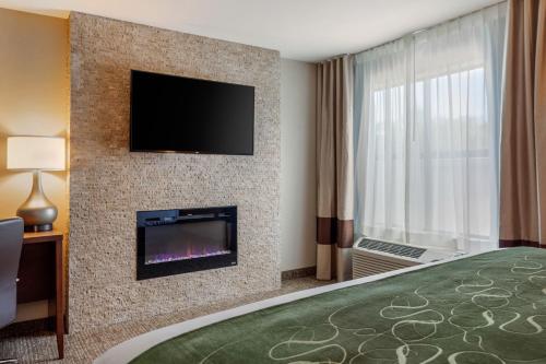 Suite Superior con cama extragrande y sofá cama - No fumadores del hotel Comfort Inn and Suites Schenectady - Scotia. Foto 2