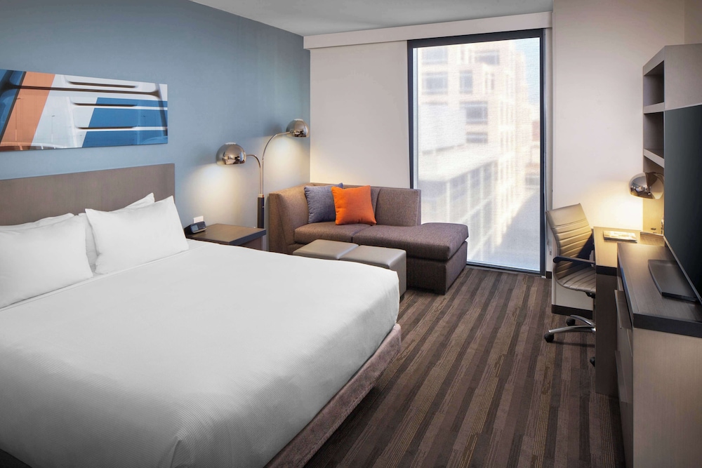 Habitación Den Accesible/Ducha de Acceso Lateral | Cama King del hotel Hyatt House Nashville At Vanderbilt