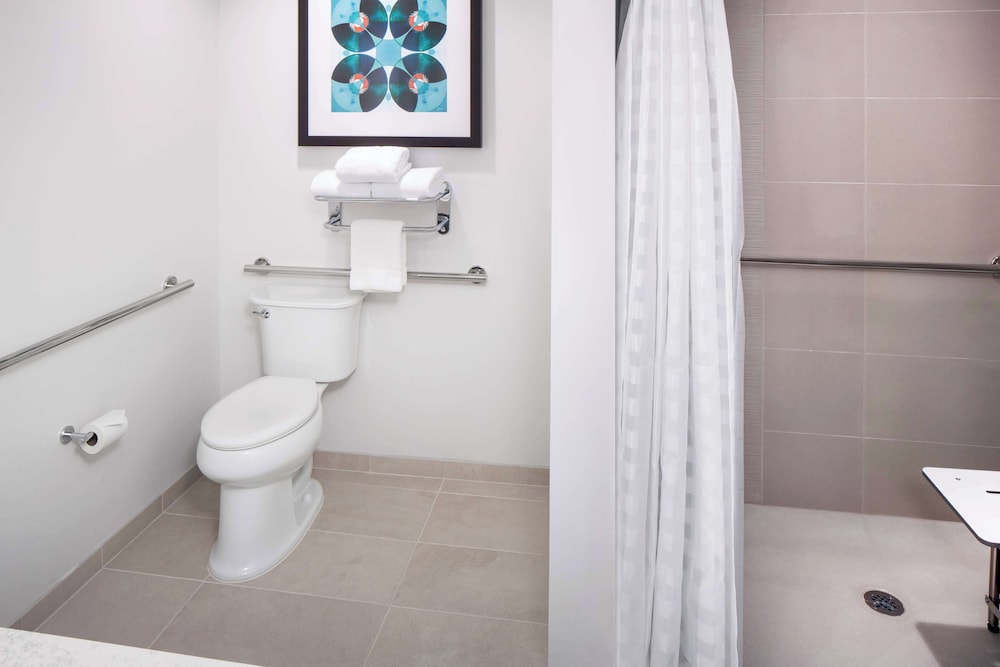 Habitación Den Accesible/Ducha de Acceso Lateral | Cama King del hotel Hyatt House Nashville At Vanderbilt. Foto 5