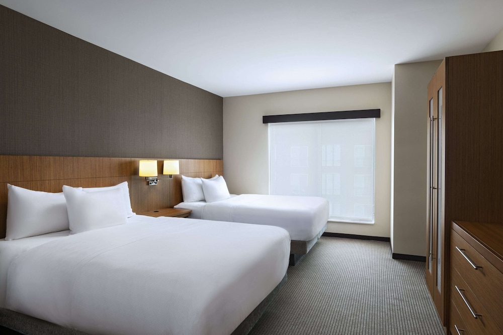 Habitación, varias camas (2 Queen Beds, Sofa bed, & View) del hotel Hyatt Place Greensboro/downtown. Foto 1