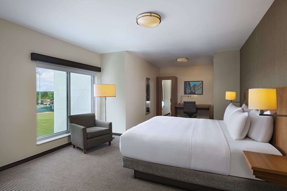 Suite, 1 cama de matrimonio grande con sofá cama del hotel Hyatt Place Greensboro/downtown. Foto 1