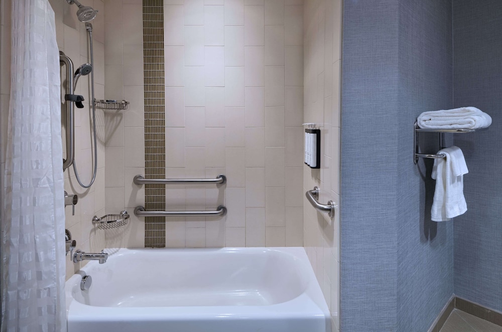 Habitación, accesible para personas con discapacidad, bañera (2 Queenbed & 1 Sofabed) del hotel Hyatt Place Greensboro/downtown. Foto 3