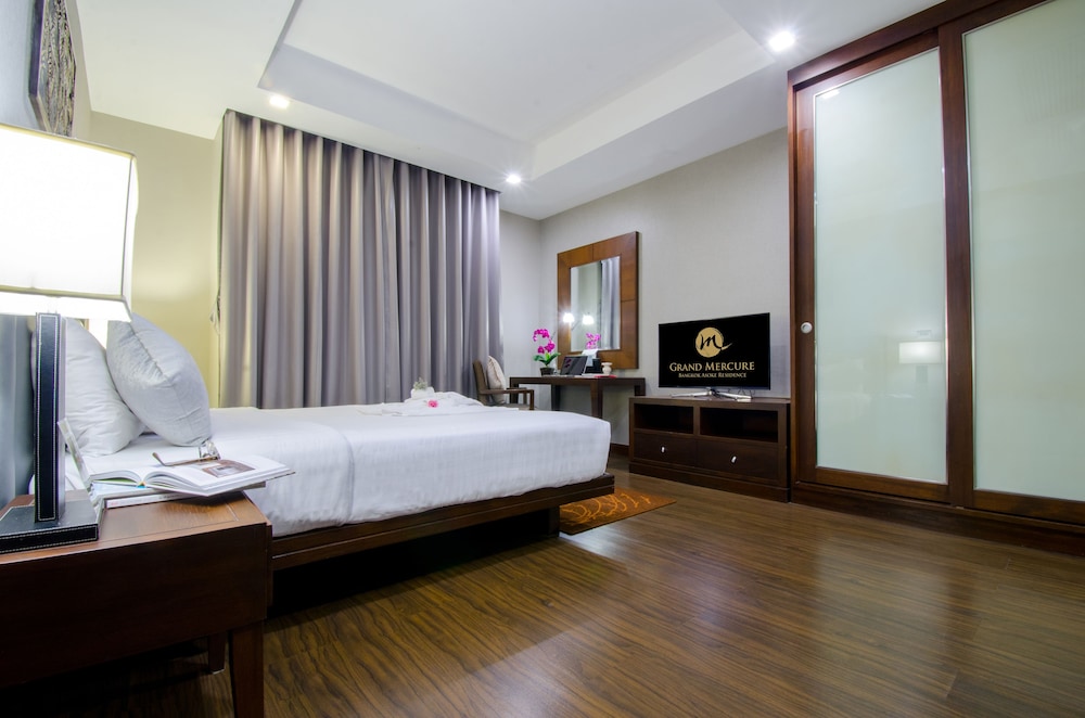 SUITE DE LUJO 1 Cama King - Salón - Balcón del hotel Grand Mercure Bangkok Asoke Residence. Foto 1