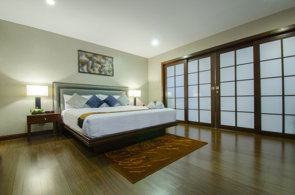 SUITE DE LUJO 1 Cama King - Salón - Balcón del hotel Grand Mercure Bangkok Asoke Residence. Foto 3