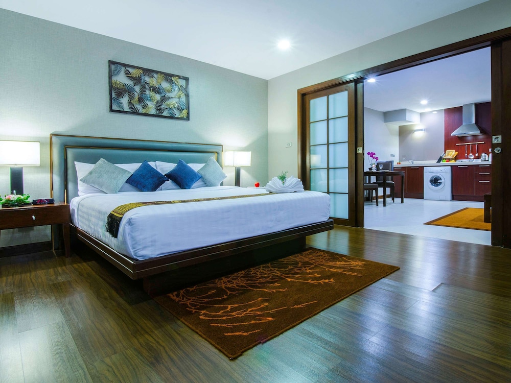 SUITE DE LUJO 1 Cama King - Salón - Balcón del hotel Grand Mercure Bangkok Asoke Residence. Foto 4