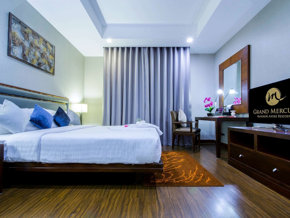 SUITE DE LUJO 1 Cama King - Salón - Balcón del hotel Grand Mercure Bangkok Asoke Residence. Foto 5