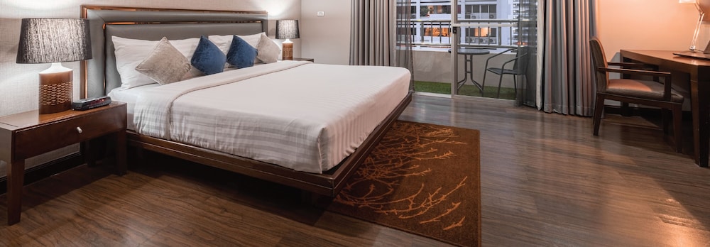 SUITE DE LUJO 1 Cama King - Salón - Balcón del hotel Grand Mercure Bangkok Asoke Residence. Foto 6