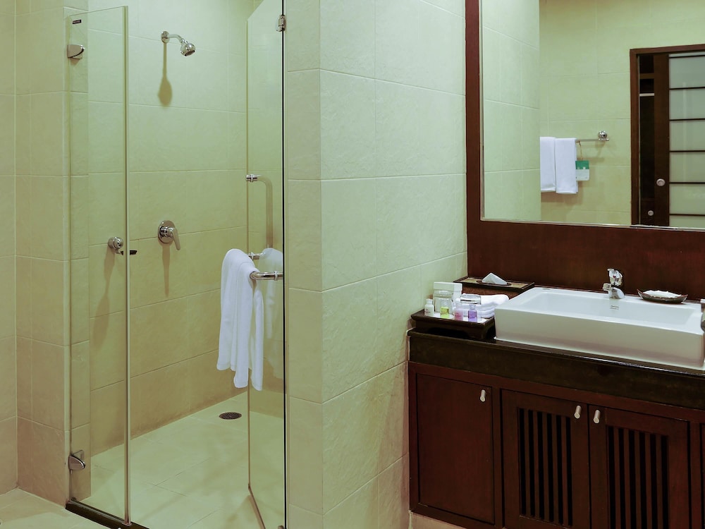 SUITE DE LUJO 1 Cama King - Salón - Balcón del hotel Grand Mercure Bangkok Asoke Residence. Foto 7