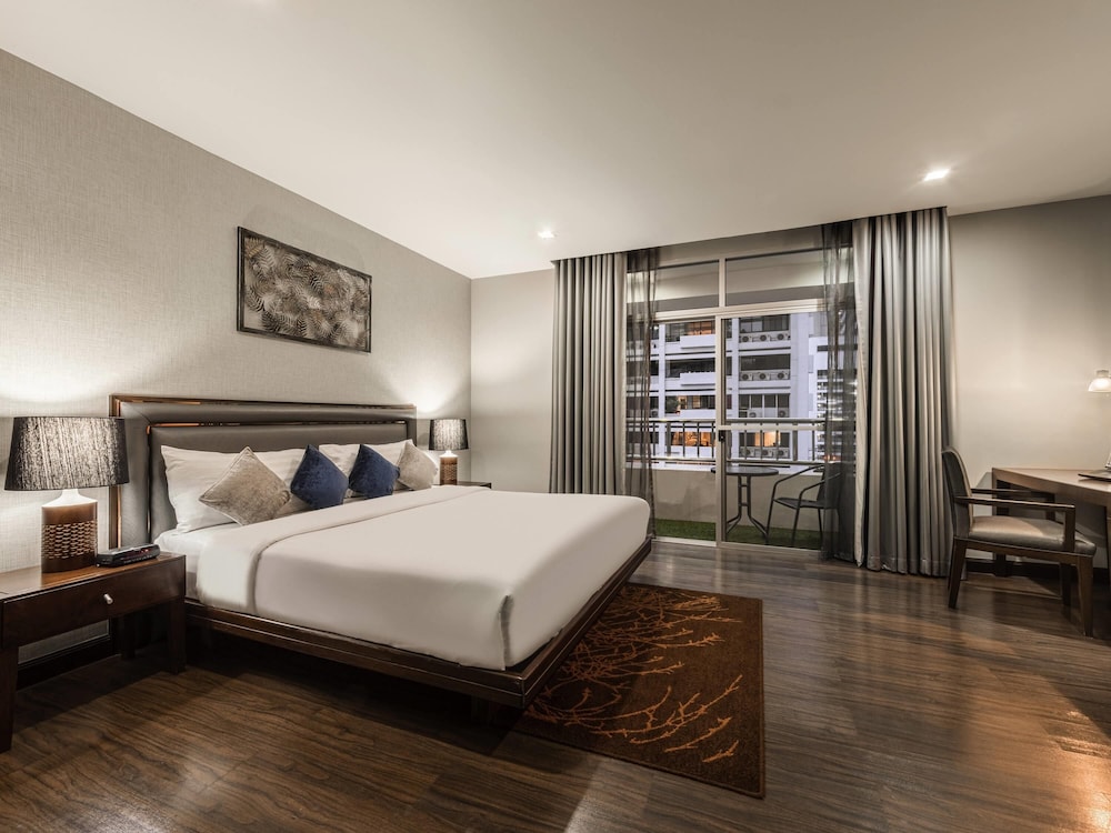 SUITE DE LUJO 1 Cama King - Salón - Balcón del hotel Grand Mercure Bangkok Asoke Residence. Foto 8
