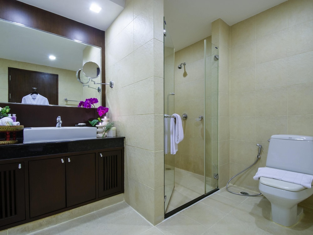 SUITE DE LUJO 1 Cama King - Salón - Balcón del hotel Grand Mercure Bangkok Asoke Residence. Foto 11