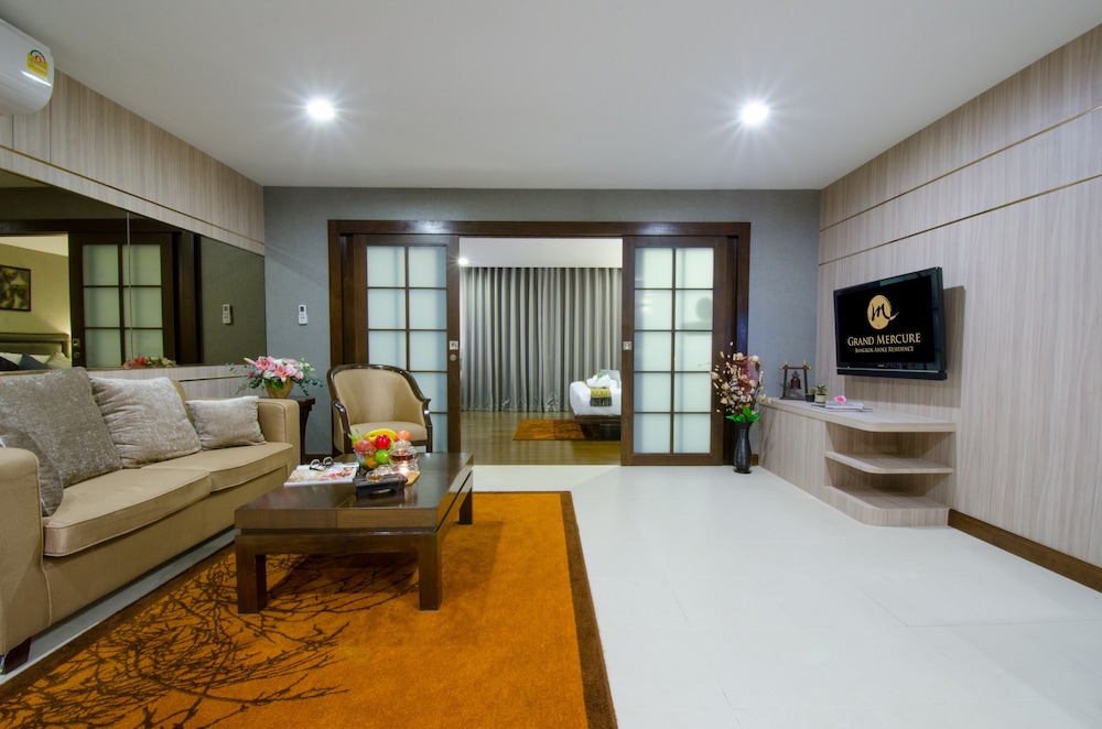 SUITE DE LUJO 1 Cama King - Salón - Balcón del hotel Grand Mercure Bangkok Asoke Residence. Foto 14