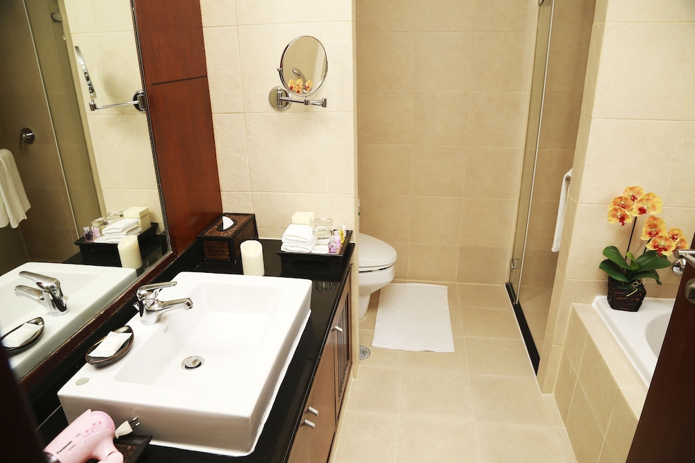 SUITE DE LUJO 1 Cama King - Salón - Balcón del hotel Grand Mercure Bangkok Asoke Residence. Foto 19