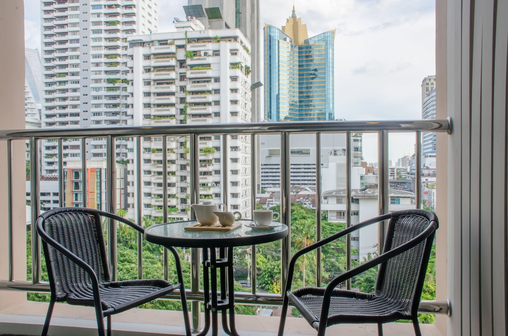 SUITE DE LUJO 1 Cama King - Salón - Balcón del hotel Grand Mercure Bangkok Asoke Residence. Foto 22