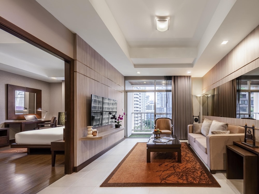 SUITE GRANDE 1 Cama King - Salón - Balcón del hotel Grand Mercure Bangkok Asoke Residence