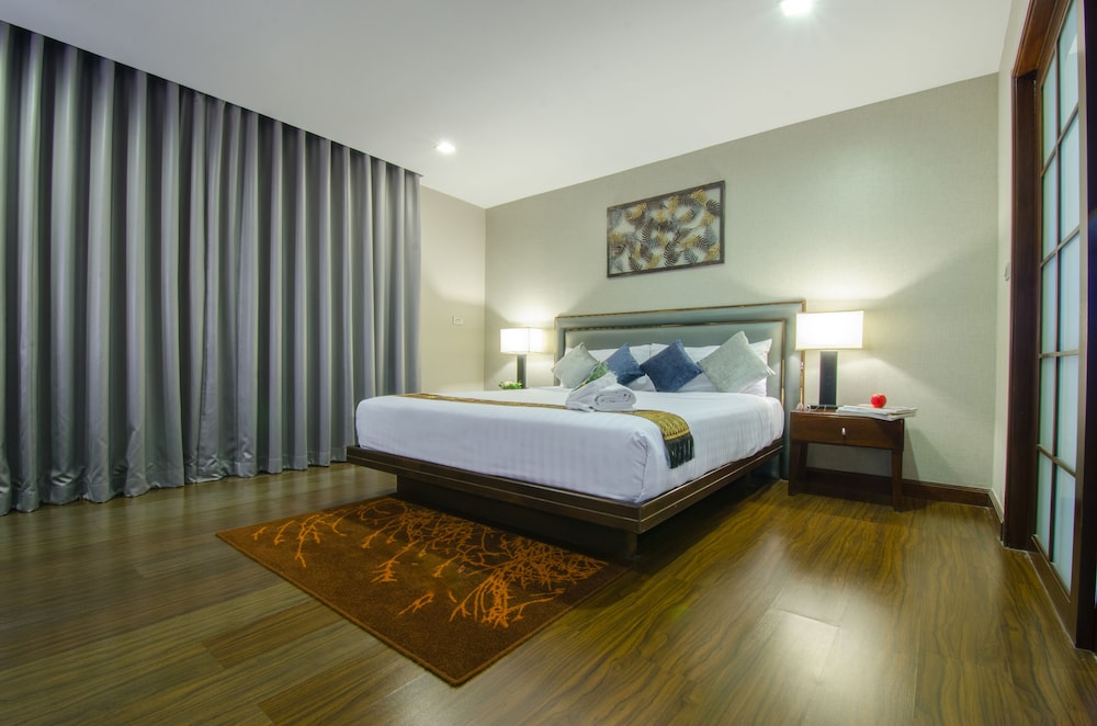 SUITE GRANDE 1 Cama King - Salón - Balcón del hotel Grand Mercure Bangkok Asoke Residence. Foto 2