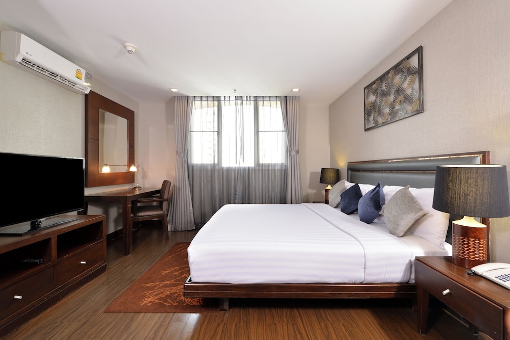 SUITE GRANDE 1 Cama King - Salón - Balcón del hotel Grand Mercure Bangkok Asoke Residence. Foto 3
