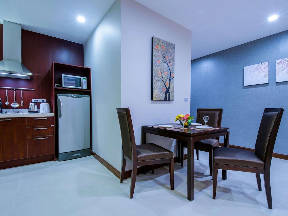 SUITE GRANDE 1 Cama King - Salón - Balcón del hotel Grand Mercure Bangkok Asoke Residence. Foto 5