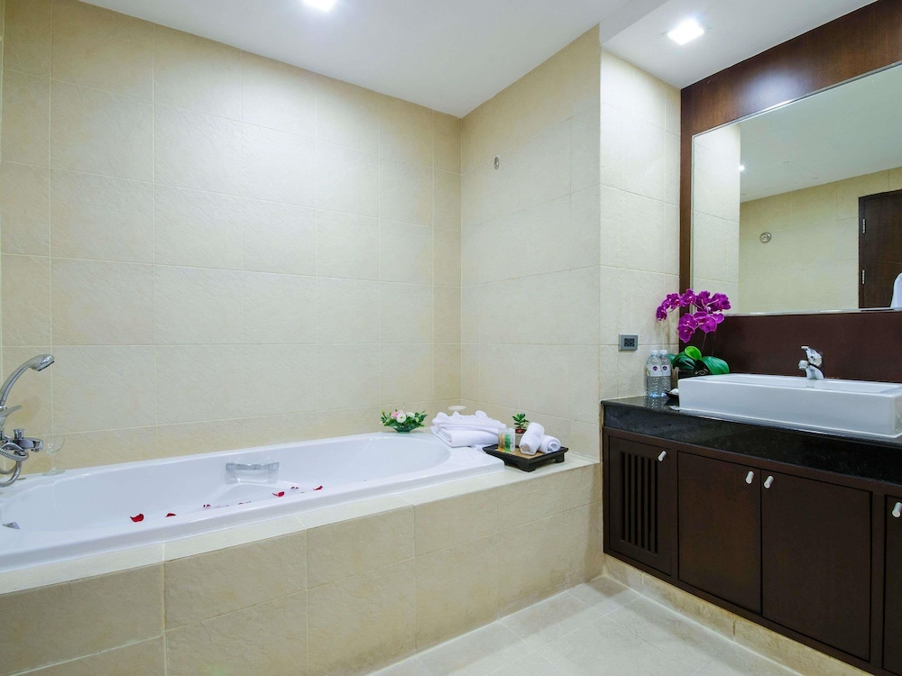 SUITE GRANDE 1 Cama King - Salón - Balcón del hotel Grand Mercure Bangkok Asoke Residence. Foto 7