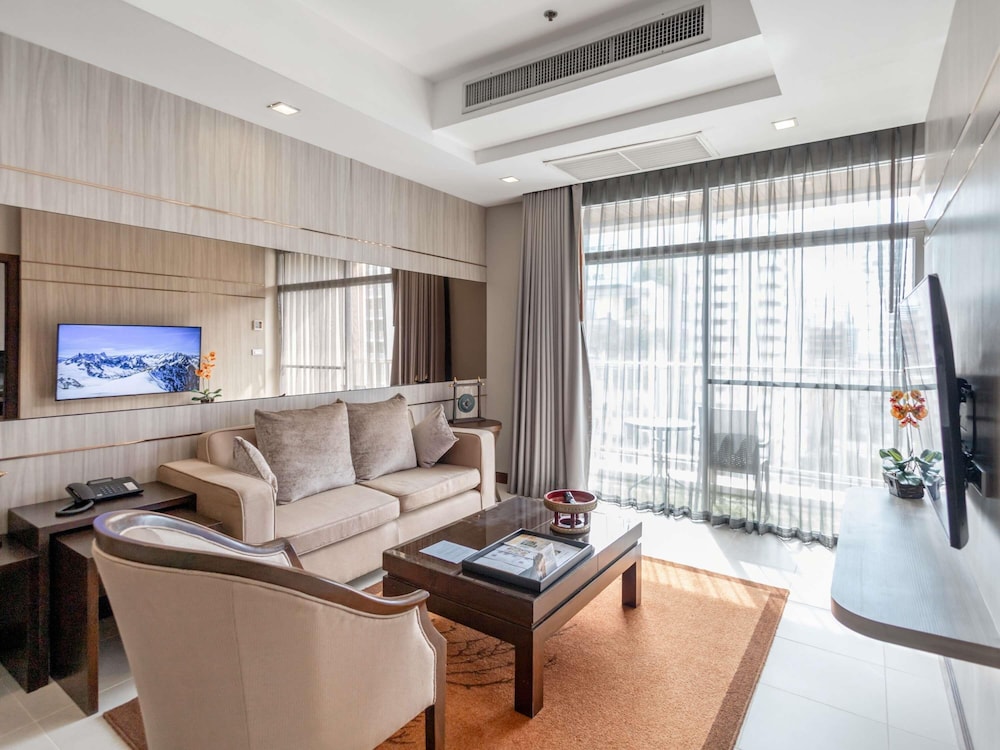 SUITE GRANDE 1 Cama King - Salón - Balcón del hotel Grand Mercure Bangkok Asoke Residence. Foto 8