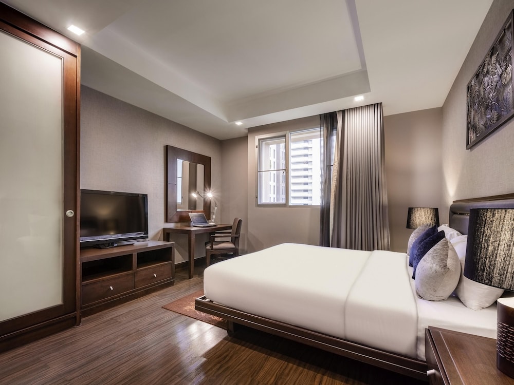 SUITE GRANDE 1 Cama King - Salón - Balcón del hotel Grand Mercure Bangkok Asoke Residence. Foto 9