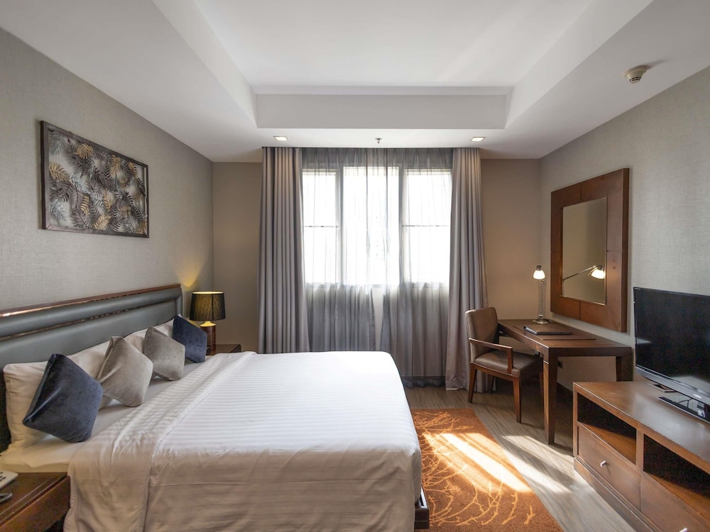 SUITE GRANDE 1 Cama King - Salón - Balcón del hotel Grand Mercure Bangkok Asoke Residence. Foto 10