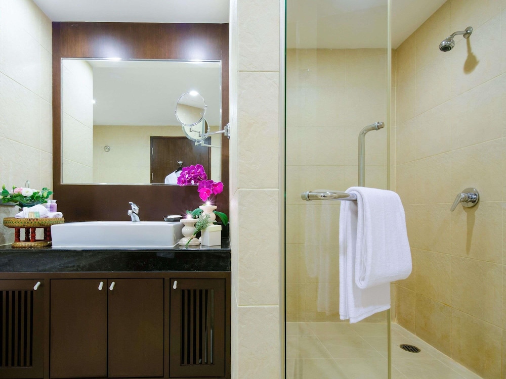 SUITE GRANDE 1 Cama King - Salón - Balcón del hotel Grand Mercure Bangkok Asoke Residence. Foto 11