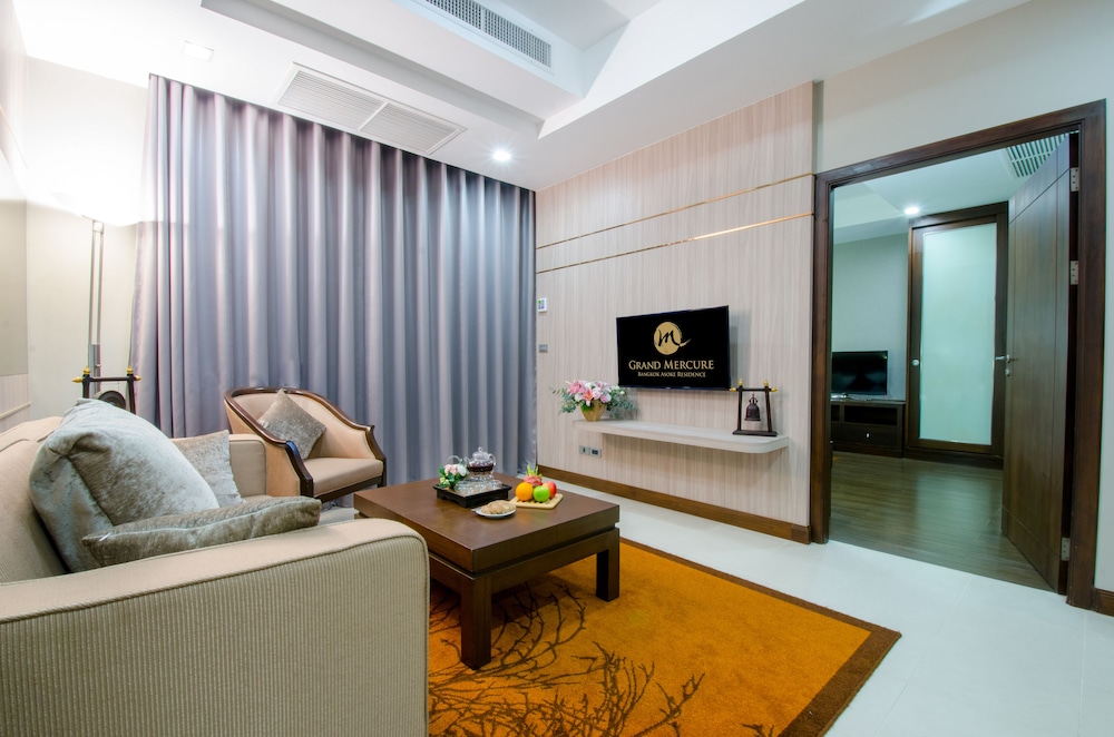 SUITE GRANDE 1 Cama King - Salón - Balcón del hotel Grand Mercure Bangkok Asoke Residence. Foto 15
