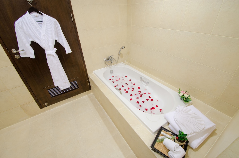 SUITE GRANDE 1 Cama King - Salón - Balcón del hotel Grand Mercure Bangkok Asoke Residence. Foto 18