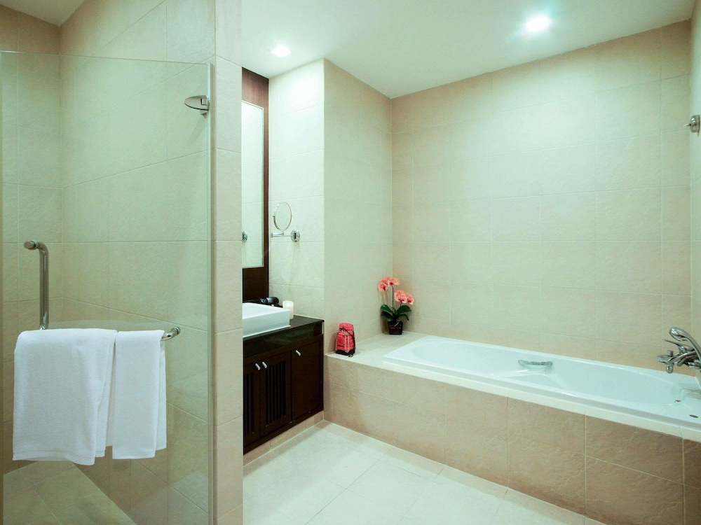 SUITE EJECUTIVA, 1 Cama King con Balcón del hotel Grand Mercure Bangkok Asoke Residence. Foto 7