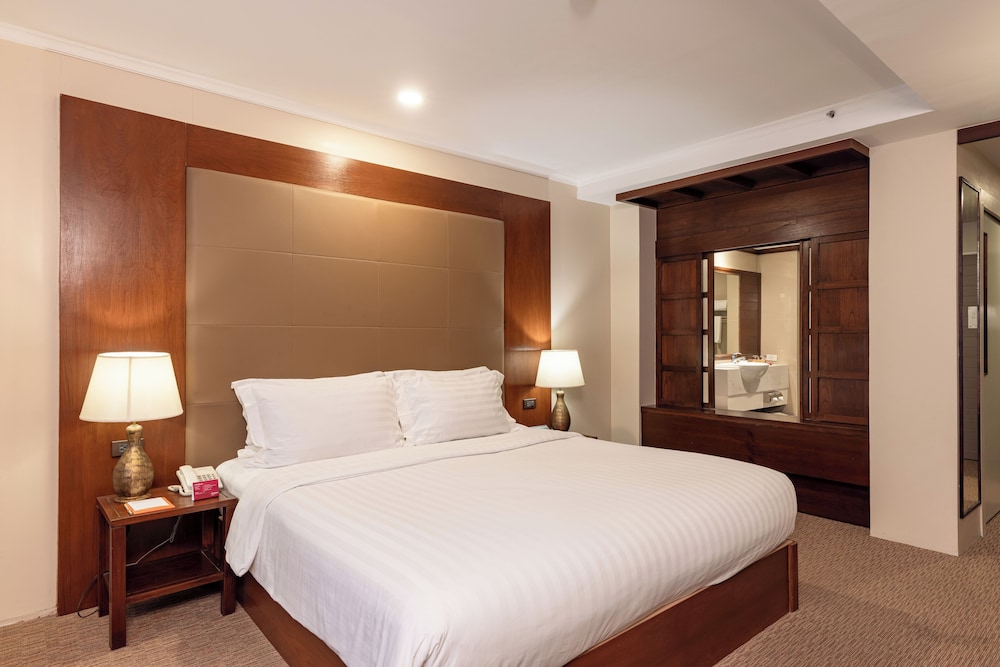Superior King del hotel Mövenpick Suriwongse Chiang Mai. Foto 6