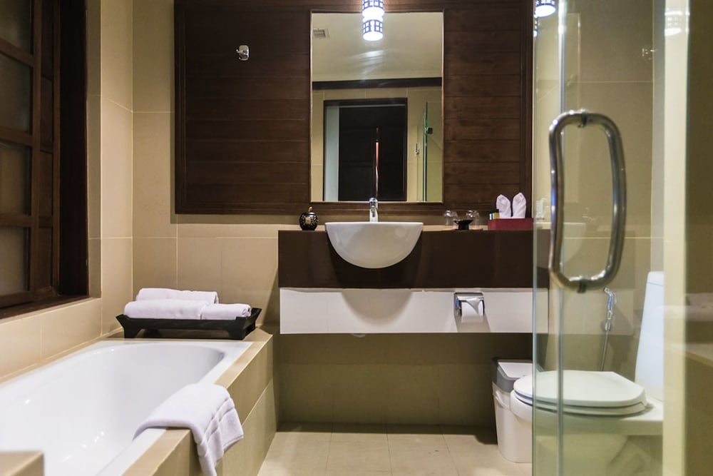 Superior King del hotel Mövenpick Suriwongse Chiang Mai. Foto 7
