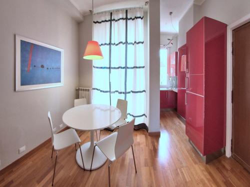 Apartamento Con Cocina 1 Cama queen 1 habitación Sofá Cama incluido del hotel Milan Apartment Rental. Foto 3