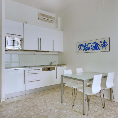 Apartamento Con Cocina 1 Cama queen 1 habitación Sofá Cama incluido del hotel Milan Apartment Rental. Foto 8