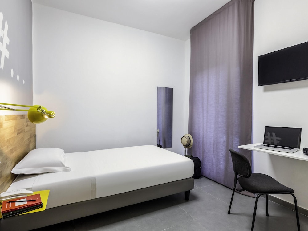 Habitación Standard con cama queen size del hotel Ibis Styles Brindisi